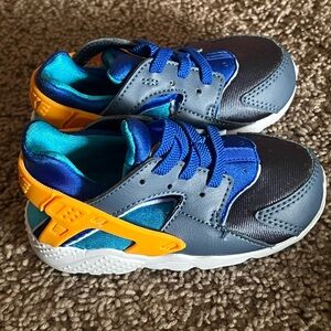 New Nike huraches size 7 toddler